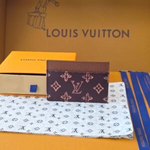 Card Holder 卡夹卡套 M27756 啡色- 材质：外层为Monogram涂层帆布，内层为柔软的牛皮衬里，耐磨且色彩鲜艳。- 尺寸：约 11 × 7 cm，是标准的卡夹尺寸，可轻松放10