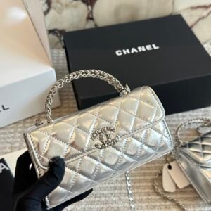 配盒size：1910cm 1512cmCHANEL家 23kelly手机包 这个包型就是一整个爱住小Kelly 香奶奶/精致可爱/可以放手机可以手拎可以斜挎还是鱼子酱牛皮9